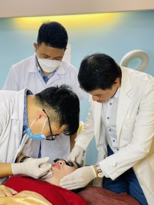 bác sỹ thực hiện tiêm mesotherrapy