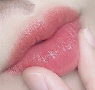 Phun môi hồng cam