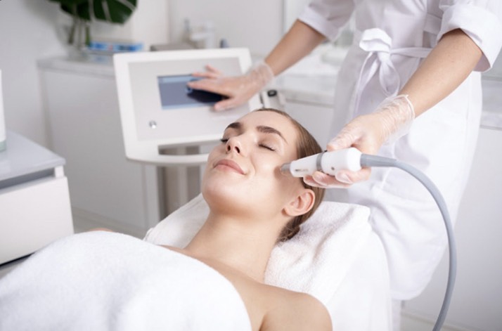 Phương pháp vitamin C được xem như là chất xúc tác trong việc tạo ra collagen ở lớp dưới da cũng như khiến da khỏe hơn, săn chắc