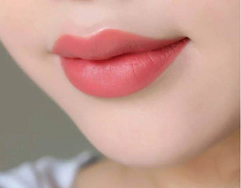 màu môi sau khi bong sẽ phụ thuốc vào các yếu tố khác nữa, trong đó, đôi môi có sắc tố môi ban đầu đậm sẽ khó lên màu chuẩn.