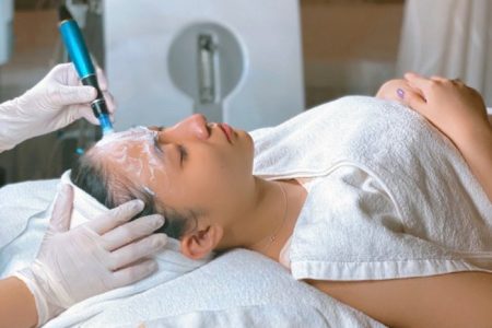 lấy nhân mụn Y khoa  đều đặn 1-2 tuần/lần (tùy theo chỉ định của Bác sĩ) có thể giúp giảm được 1/3 hoặc thậm chí 1/2 thời gian điều trị mụn