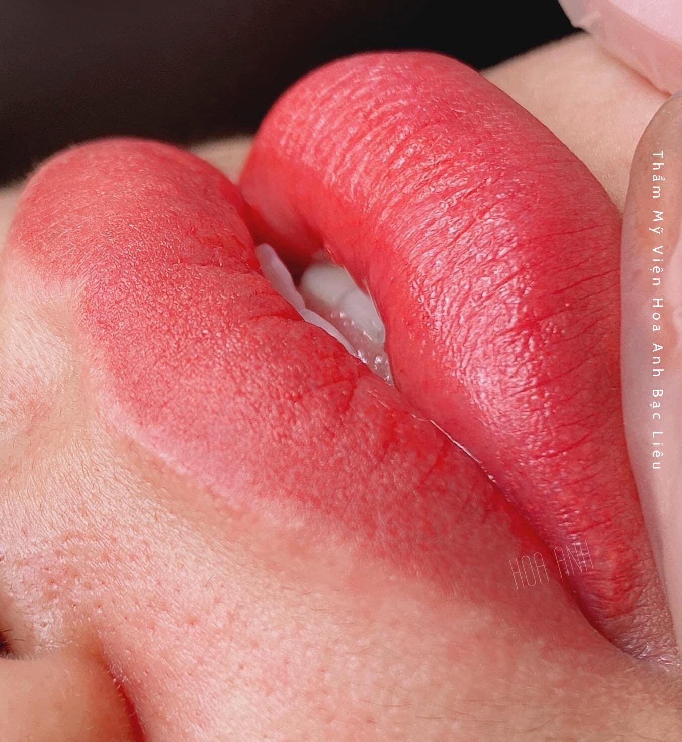 phun môi màu hồng đâò