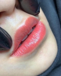 phun môi hồng tự nhiên