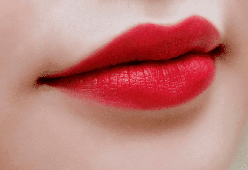 Đỏ đậm là tông màu xăm môi không hề kén tuổi Đỏ đậm là tông màu xăm môi không hề kén tuổi