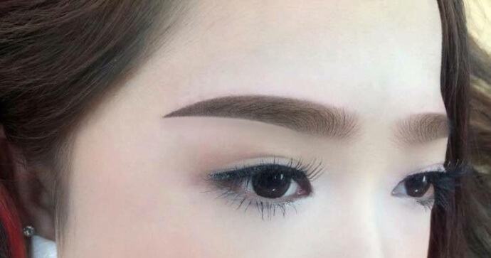 So sánh phun tán bột và điêu khắc lông mày. So sánh phun tán bột và điêu khắc lông mày.
