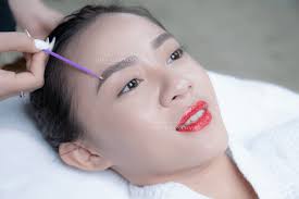 dáng mày phù hợp với gương mặt trái tim
