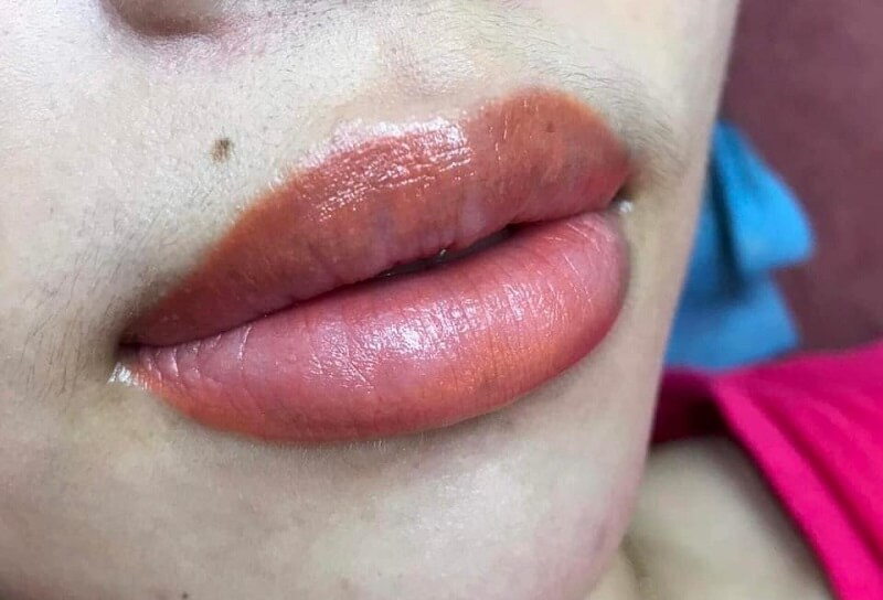 môi sau phun xăm loang màu, không lên màu