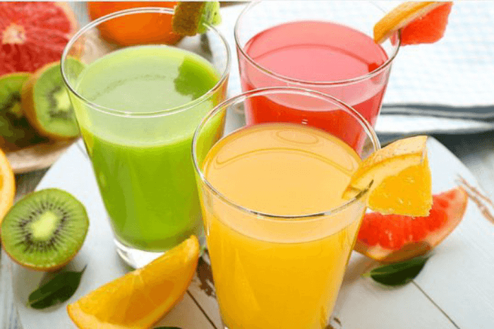 uống nước ép trái cây để môi lên màu đẹp