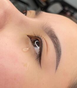 phun mí mắt trang điểm