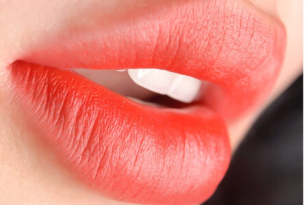 phun môi màu hồng cam