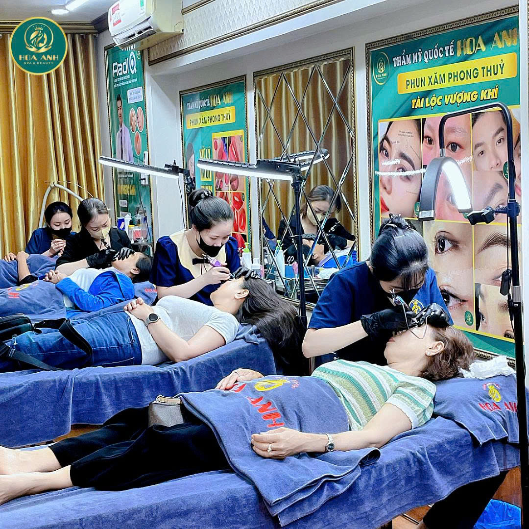khách phun xăm tại Hoa Anh
